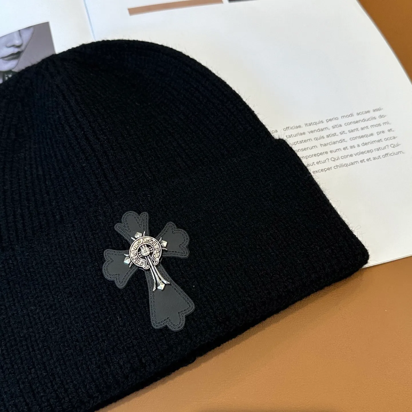 P46 🤍Chrome hearts new autumn and winter cross knitted hat🧶 One of the must-have hats in autumn and winter~ It really looks good on whoever wears it~, it is also a perfect match in black and white and gray in autumn~